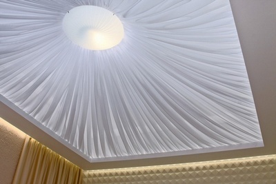 ПВХ и натяжные потолки из ткани – какой вариант практичнее и красивее